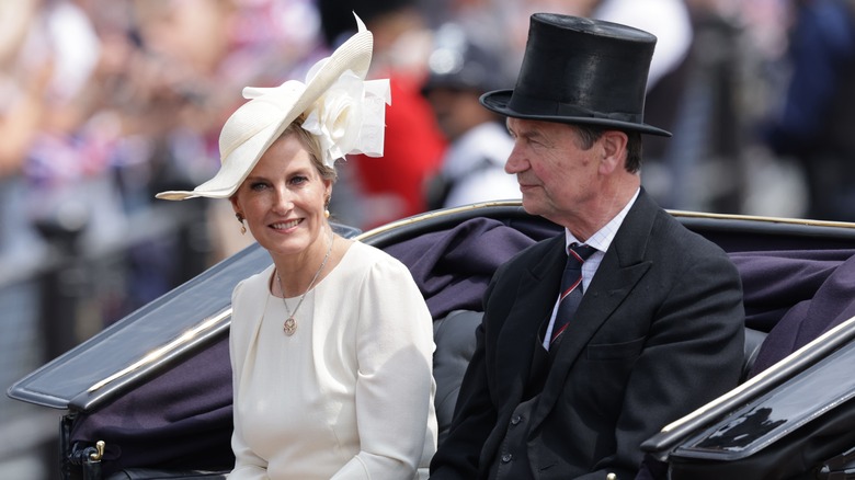 Sophie, duchesse d'Edimbourg en chapeau OVNI