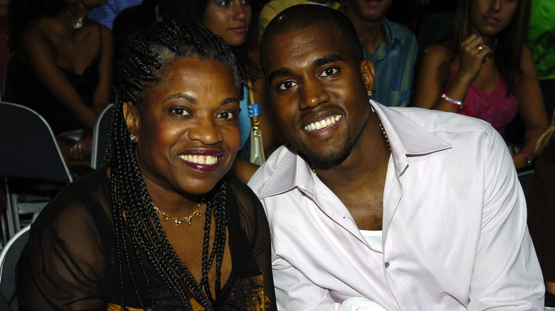 Kanye West pose avec sa mère