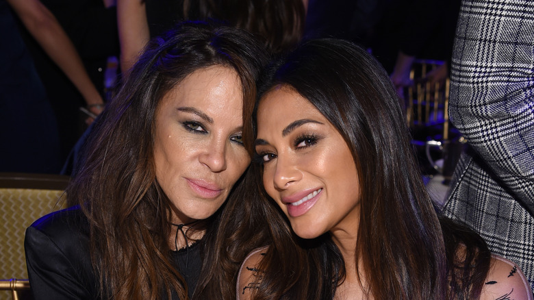 Robin Antin souriant avec Nicole Scherzinger