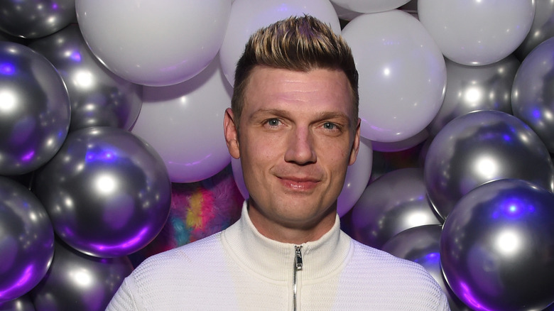 Nick Carter posant devant des ballons