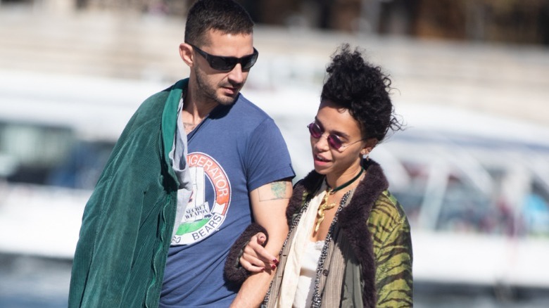 Shia LaBeouf et FKA Twigs bras dessus bras dessous