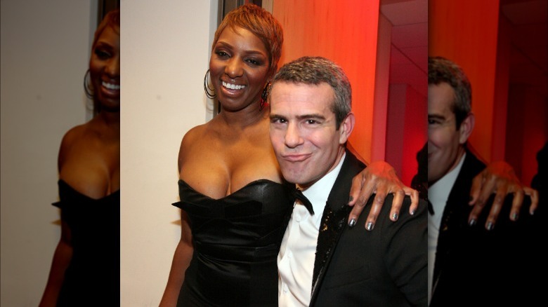 Nene Leakes avec son bras autour d'Andy Cohen