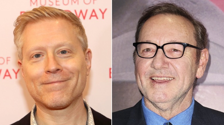 Anthony Rapp posant, Kevin Spacey souriant dans des verres