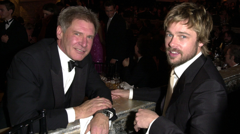 Harrison Ford et Brad Pitt posant en 2002