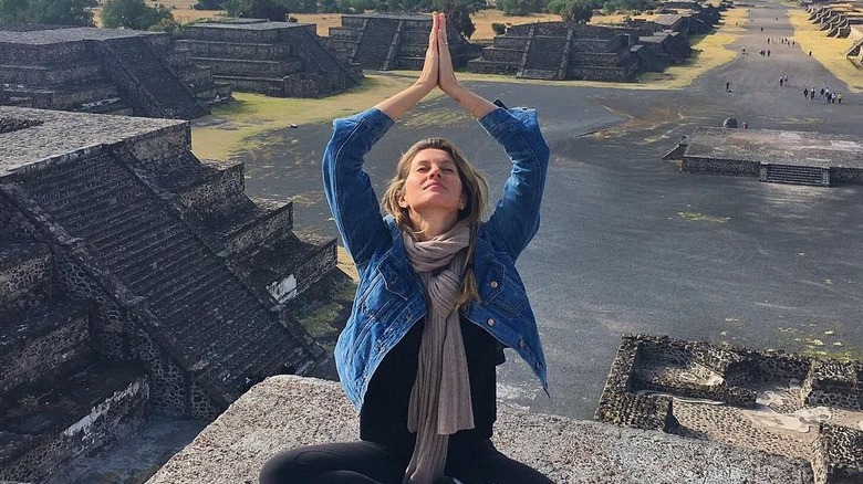 Gisele Bundchen posant avec les pyramides de Teotihuacan