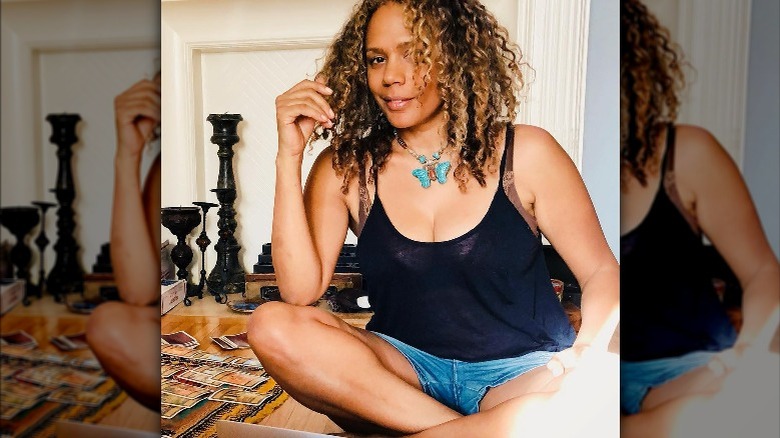 Rachel True assise en tailleur