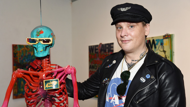 Matt Skiba posant avec un squelette