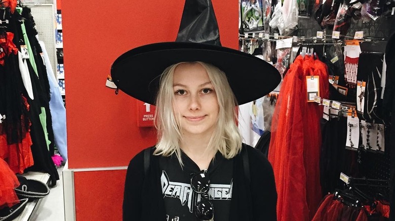 Phoebe Bridgers porte un chapeau de sorcière