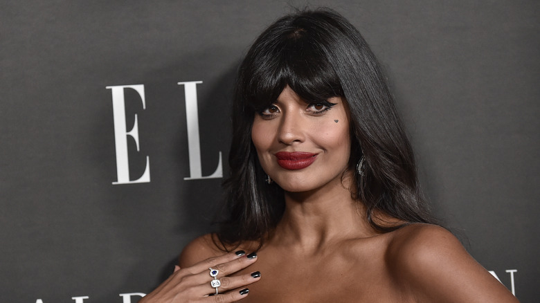 Jameela Jamil posant