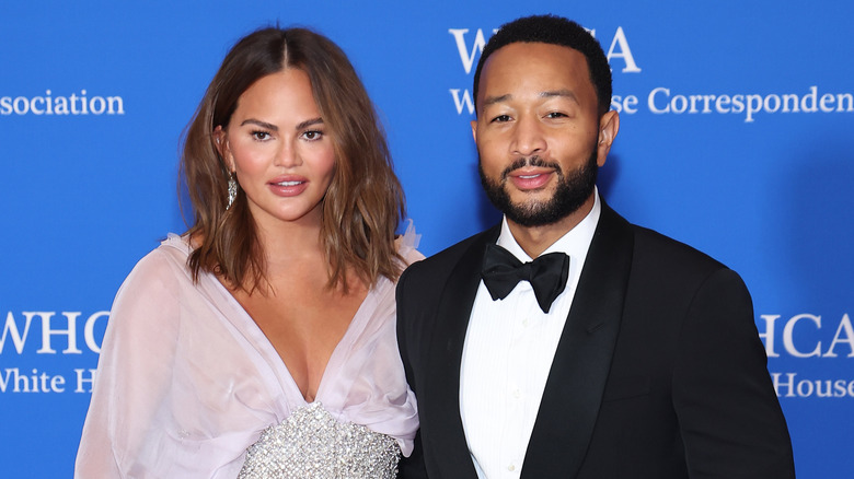 Chrissy Tiegan et John Legend posent