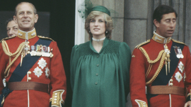 La princesse Diana enceinte debout en robe verte