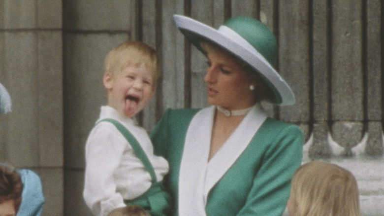 Le prince Harry tire la langue à la princesse Diana