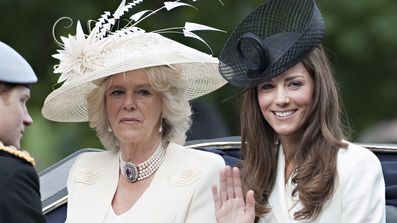 La reine Camilla, Kate Middleton agitant