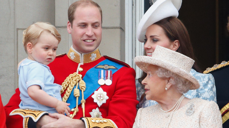 La reine Elizabeth s'entretient avec le prince George 