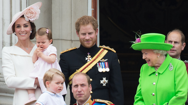 Le prince William s'accroupit devant le prince George