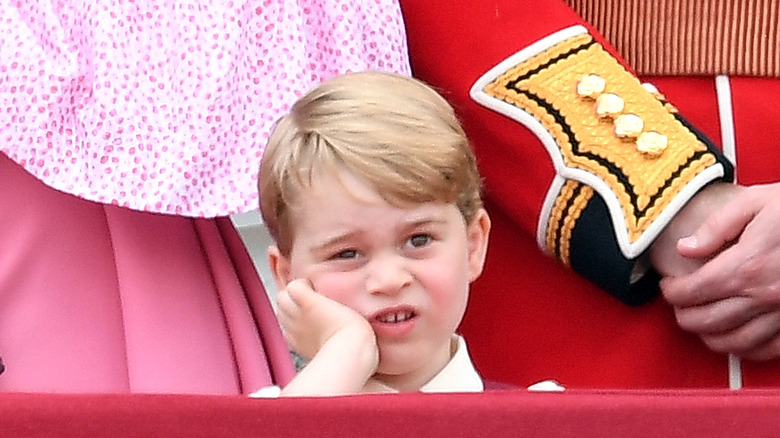 Prince George posant la main sur le menton