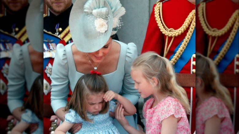 Kate Middleton tient la princesse Charlotte en train de pleurer