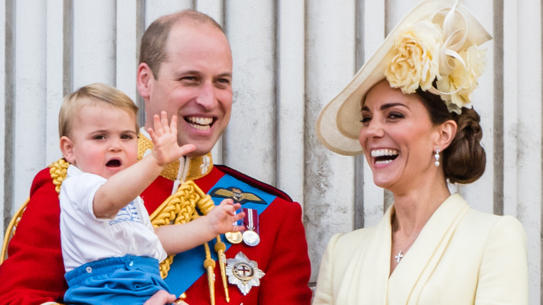 Prince Louis saluant, Prince William, Kate Middleton riant