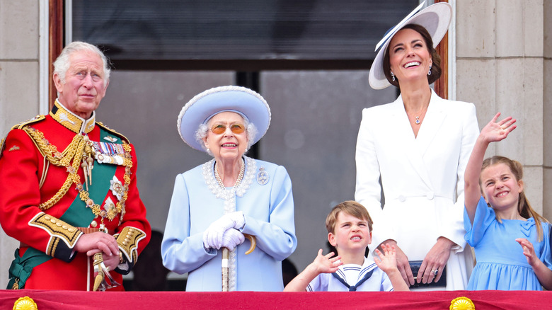 La parade finale de la reine Elizabeth, regardant le ciel avec sa famille