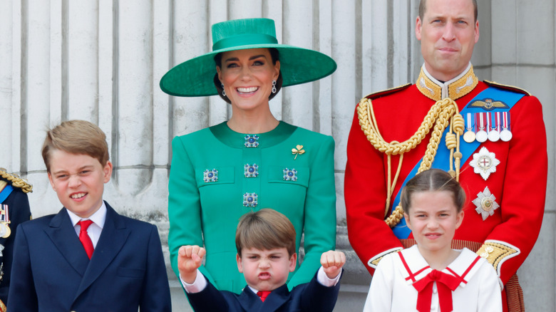 Le prince Louis posant avec sa famille, les poings en l'air