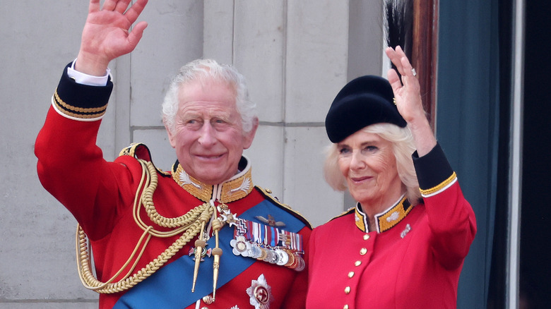 Charles et Camilla faisant un signe de la main