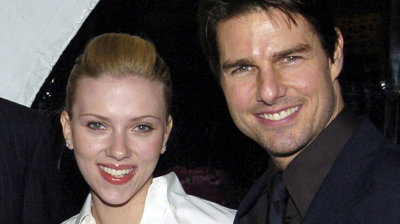 Scarlett Johansson et Tom Cruise souriants