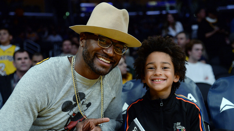 Taye Diggs et son fils souriant à un match de basket