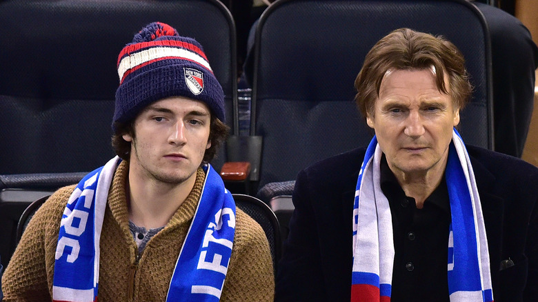 Liam Neeson et Daniel Neeson lors d'un match de hockey