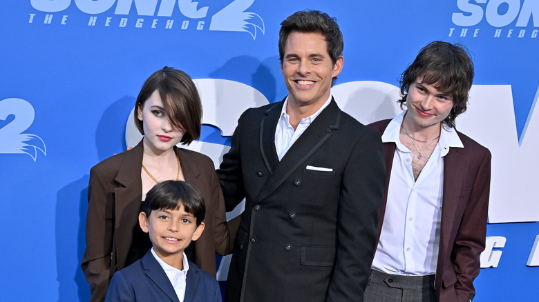 James Marsden posant avec ses trois enfants lors d'une première de film 