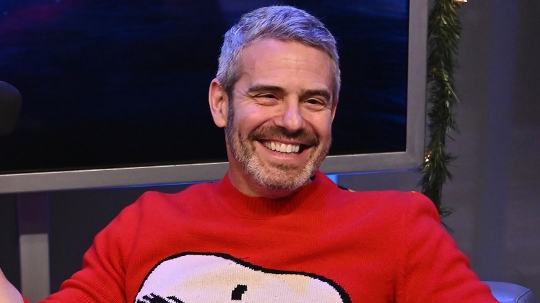 Andy Cohen souriant et tenant un micro