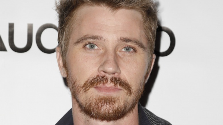 Garrett Hedlund posant lors d'un événement