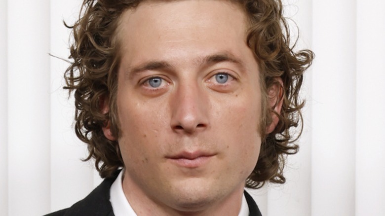 Jeremy Allen White posant sur le tapis rouge