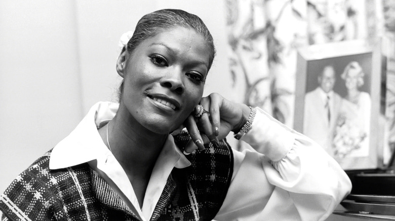 Dionne Warwick pose à la fin des années 1970