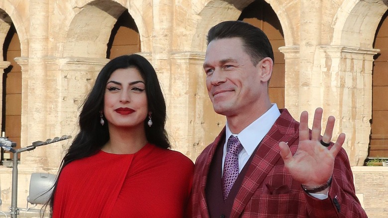 Shay Shariatzadeh avec John Cena, agitant