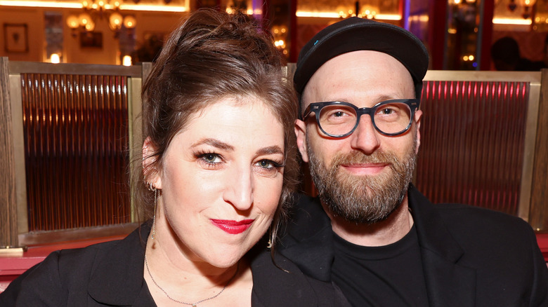 Mayim Bialik avec Jonathan Cohen, tous deux souriants