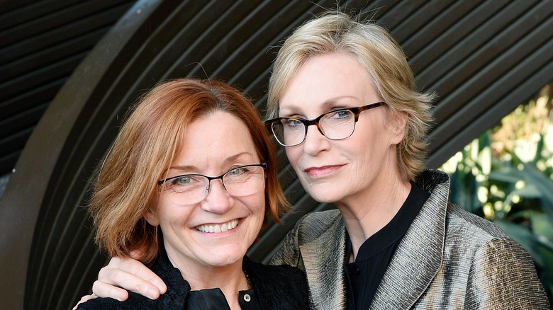 Jennifer Cheyne avec Jane Lynch, toutes deux souriantes