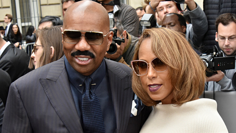 Steve Harvey avec son épouse Marjorie, posant