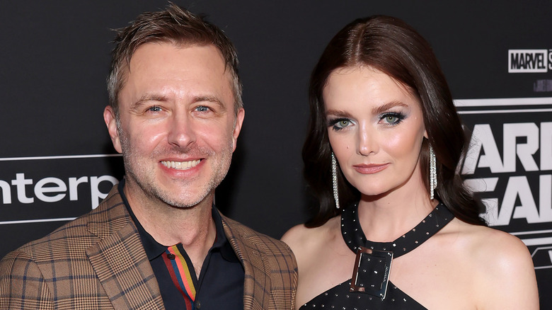 Chris Hardwick et Lydia Hearst sourient tous les deux