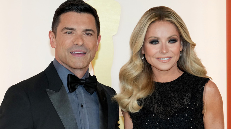 Mark Consuelos avec Kelly Ripa posant