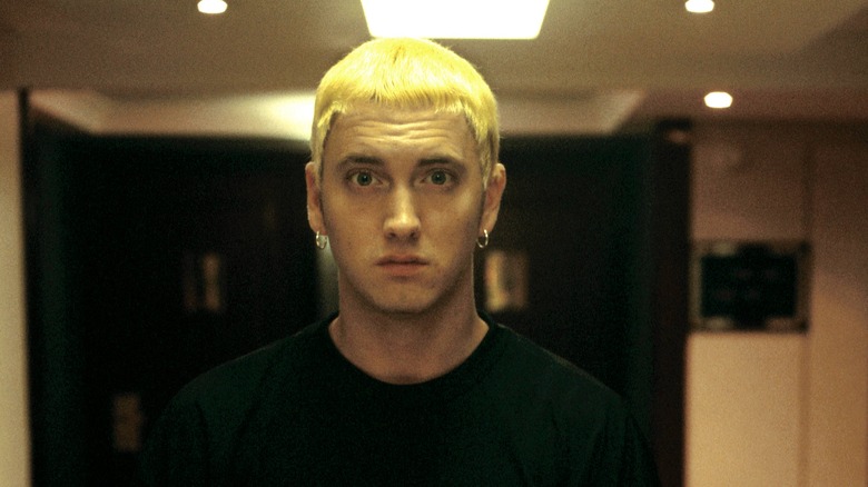 Cheveux jaunes décolorés coupés Eminem