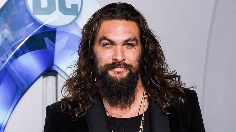 Jason Momoa posant 