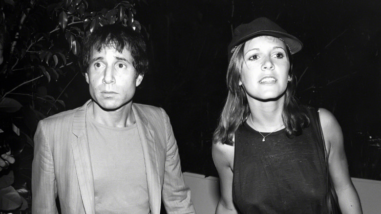 Paul Simon main dans la main avec Carrie Fisher