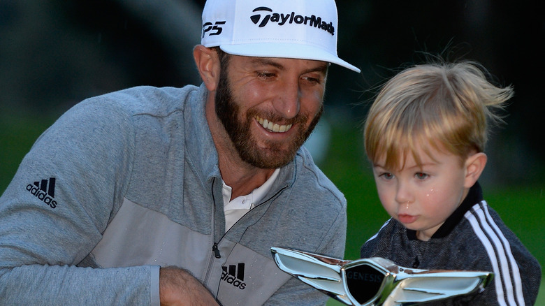 Dustin Johnson et Tatum Gretzky Johnson posant