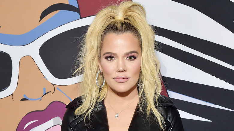 Khloé Kardashian porte une demi-queue de cheval