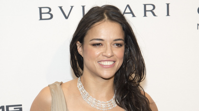 Michelle Rodriguez sports collier superposé en argent