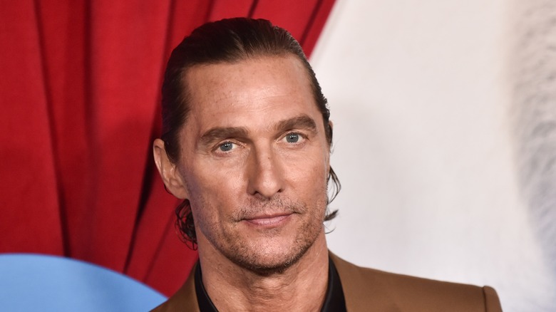 Matthew McConaughey porte un costume noir