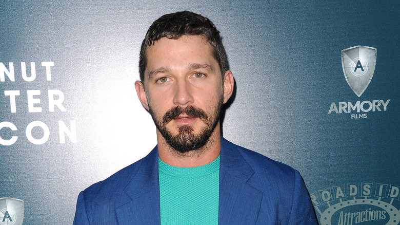 Shia LaBeouf en chemise verte