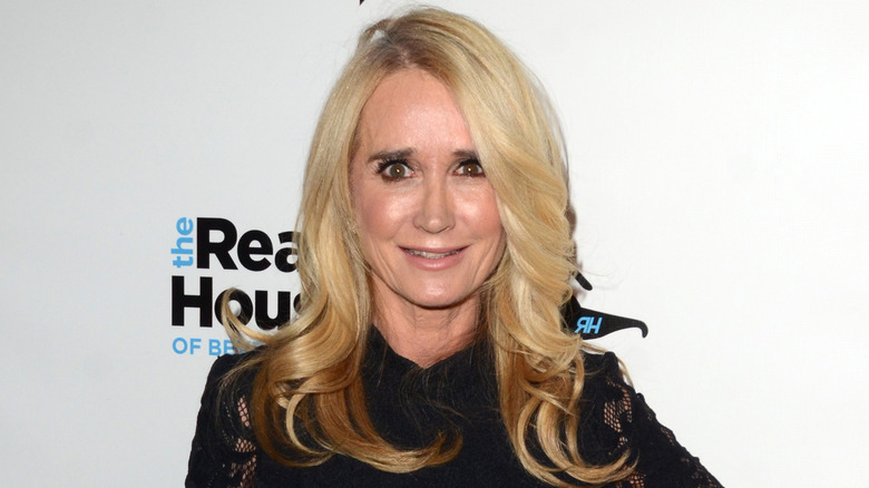 Kim Richards en robe noire