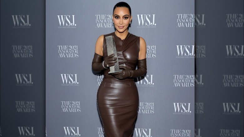 Kim Kardashian tenant le prix de l'innovateur 2021