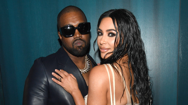 Kim Kardashian embrasse la poitrine de Kanye West